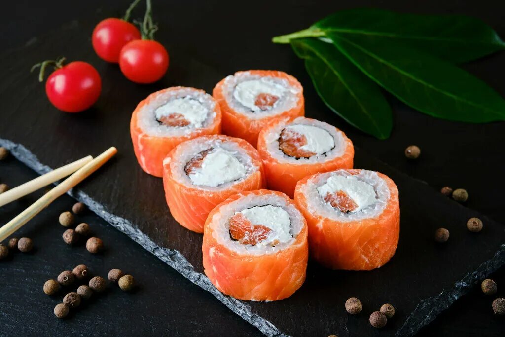 Суши с лососем. Семга сочи суши. Роллы дары моря. Ролл темпура с креветкой. Ролл лава с крабом.