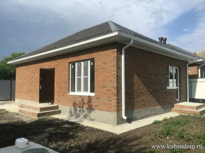 частный дом. золотой город, коттеджный посёлок золотой город. кирпичный загородный дом. шикарный дом в краснодаре. дом на участке 4 сотки.