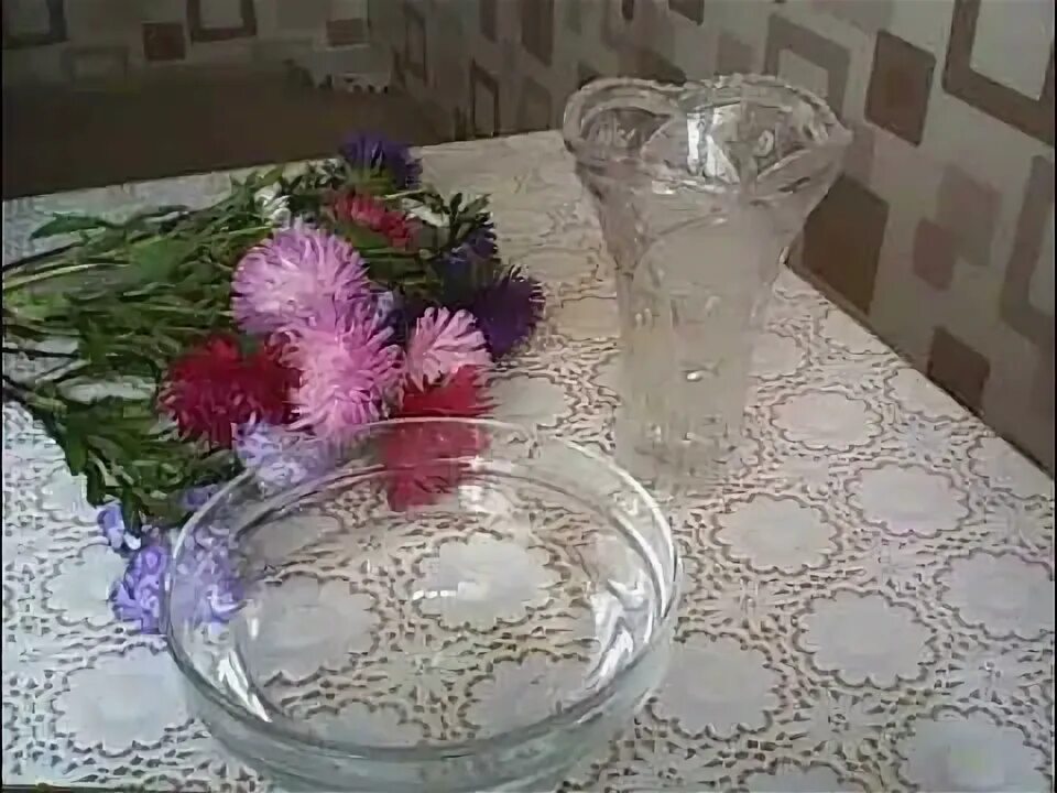 Хризантемы как сохранить букет в вазе дольше. Хризантемы в воде. чтоб хризантемы долго стояли в воде. что сделать чтобы цветы дольше стояли в вазе с водой хризантемы. как долго стоят хризантемы в воде.