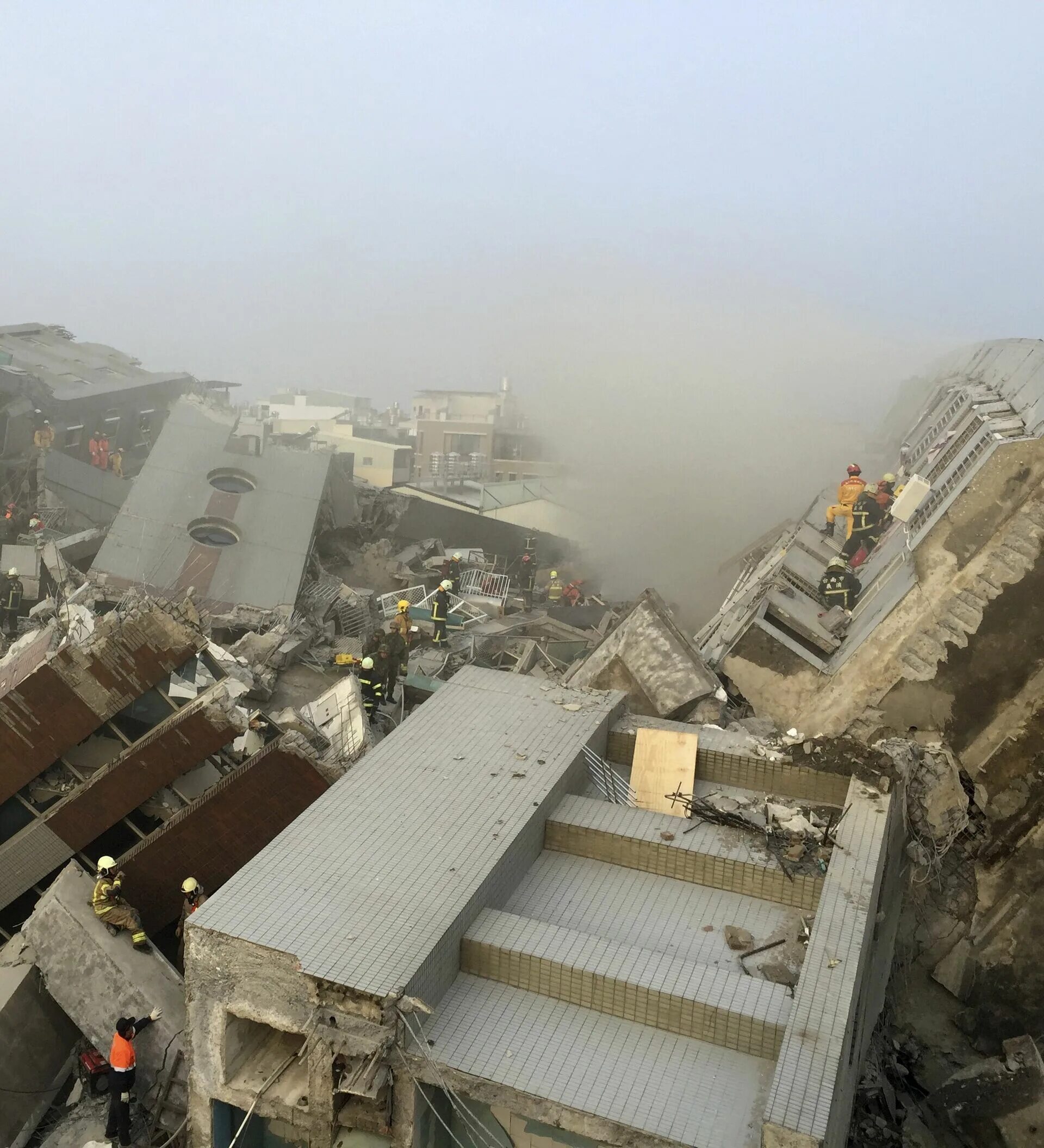 В сильно разрушенных зданиях поражение получают. Тайвань землетрясение 2018. Землетрясение на Тайване 1999. Землетрясение разрушения. Здания после землетрясения.