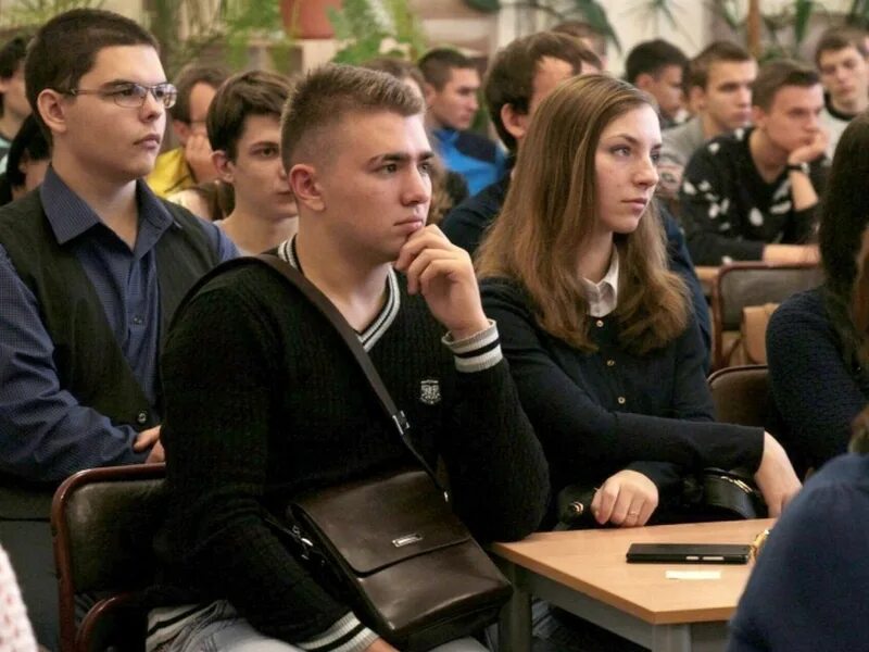 Ученики колледжа. Студенты средних специальных учебных заведений. Выпускники института. Ученик вуза. Поступление на психолога.