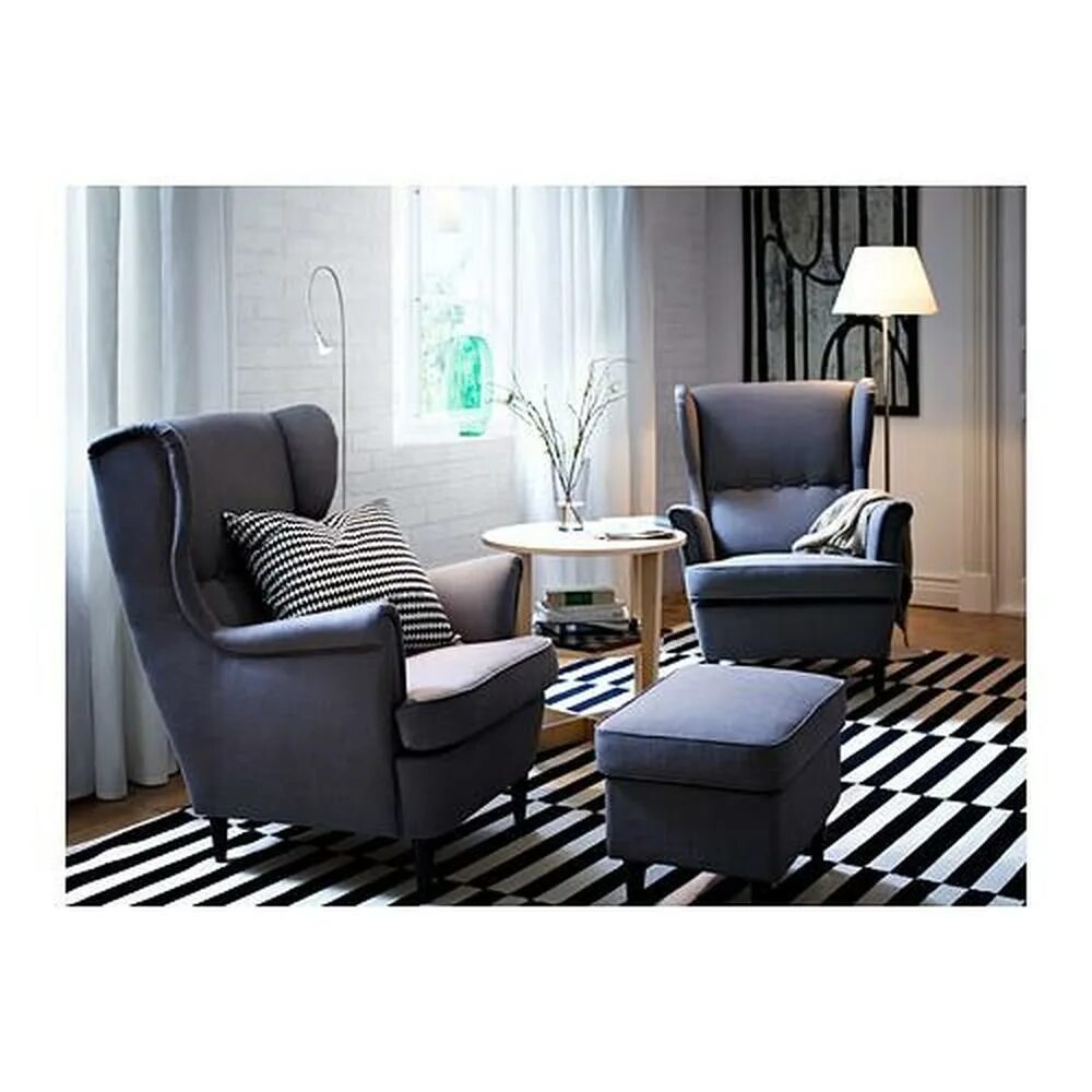 Два кресла и столик в углу комнаты. Два кресла в углу. Кресло угловое мягкое. Два кресла в углу. Кресло икеа страндмон в интерьере.