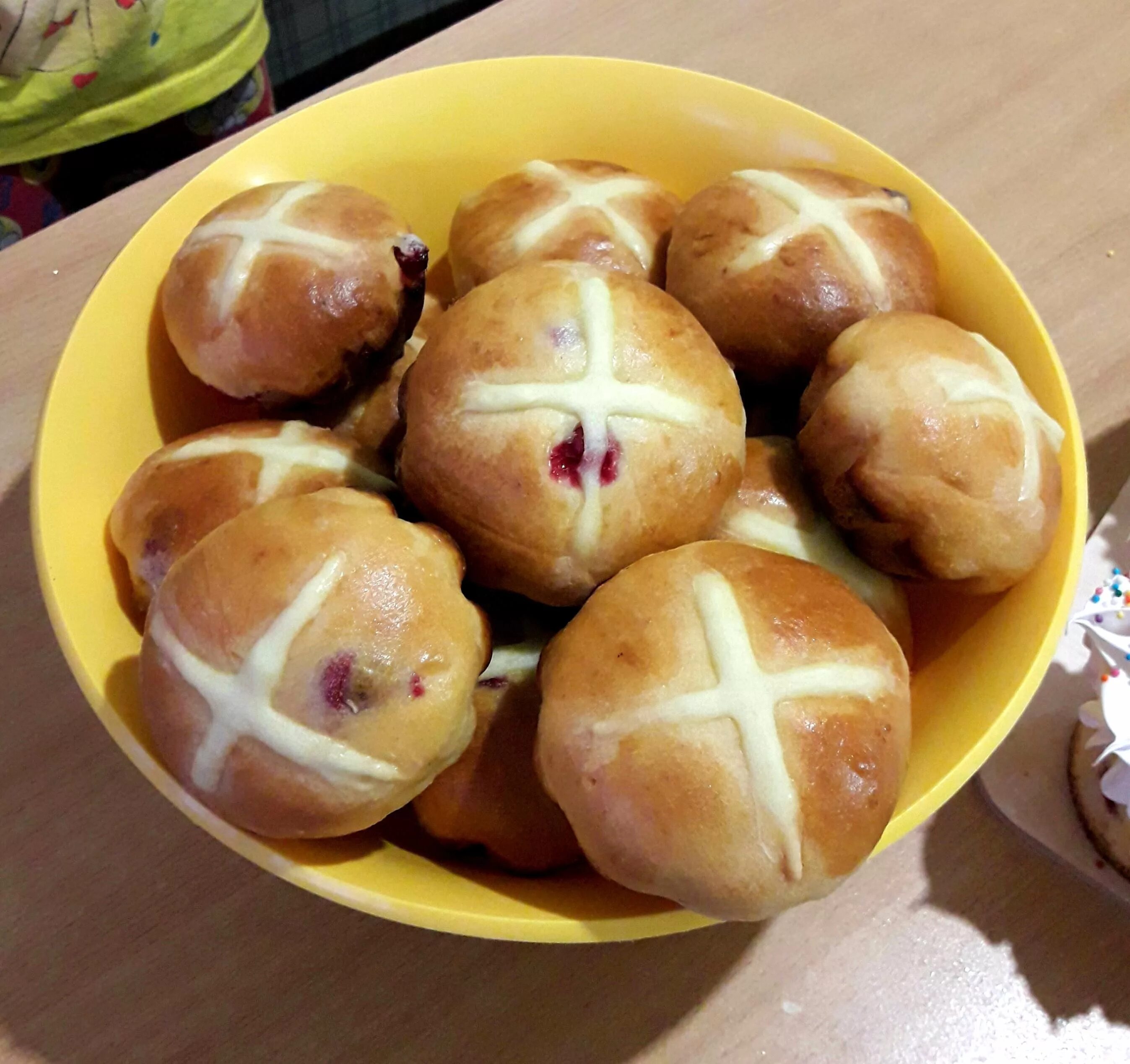 Рецепт крестов на крестопоклонную неделю. Крестовые булочки hot Cross buns. Пасхальные булочки с крестом. Крестовые булочки к Пасхе. Пасхальные сдобные булочки с крестом.