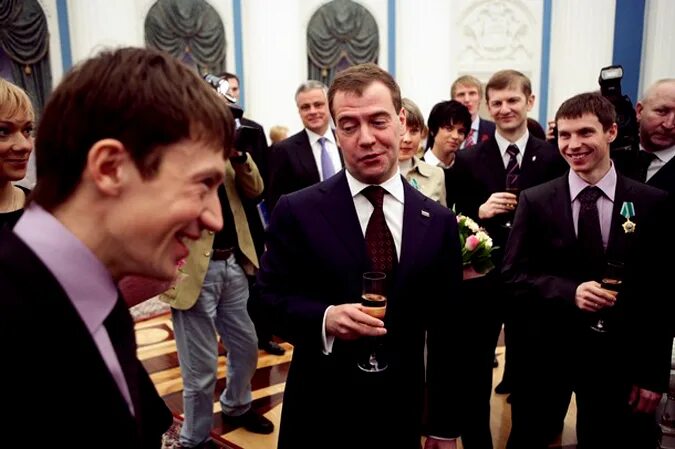 Награда медведеву. Награждение Медведевым. ОИ 2010 Медведев. Медведев награды. Награды Медведева Дмитрия Анатольевича.