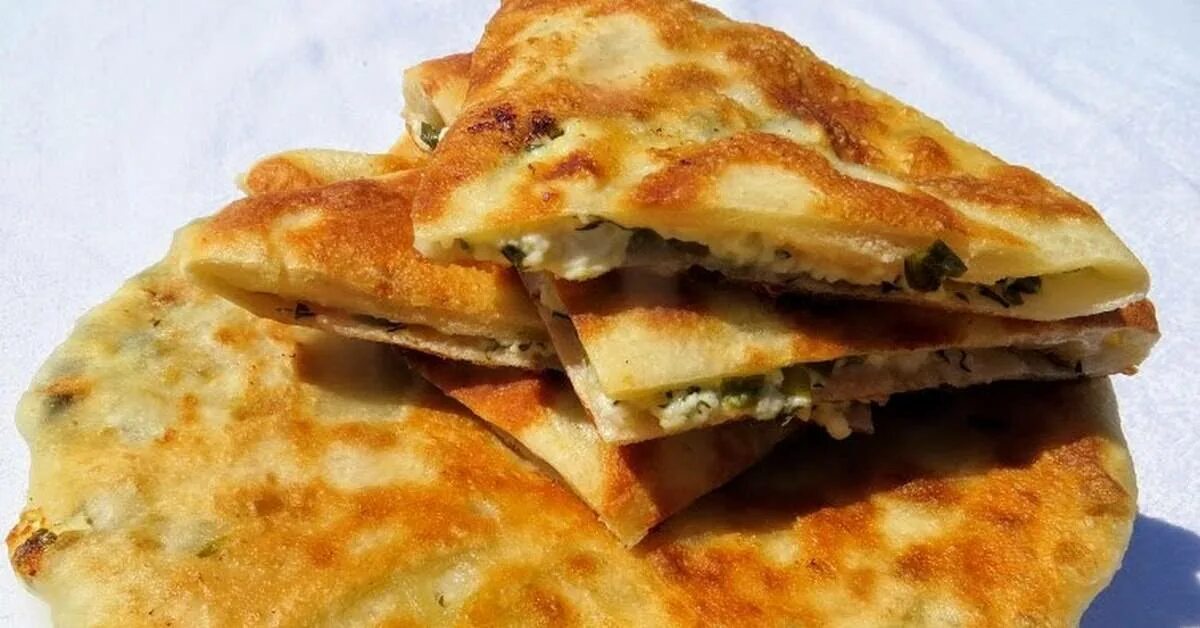 Молдавский пирог плацинда. Молдавская кухня плацинды. Молдавские лепешки плацинды. Молдавские лепешки. Молдавские лепешки плацинды.