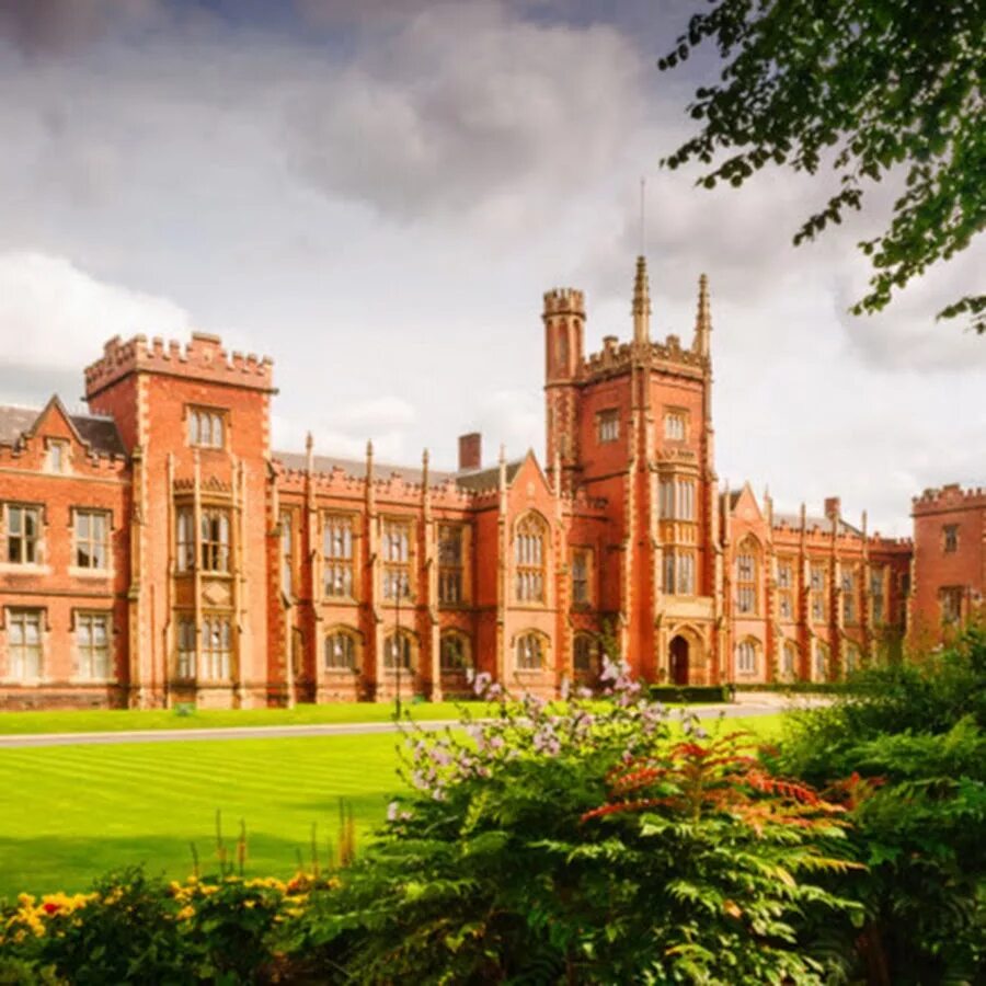 Самый лучший университет в мире. Колледж Квинс Канада. Queens University in Belfast. Куинс колледж в Оксфорде библиотека. Queen's University Belfast Housing.