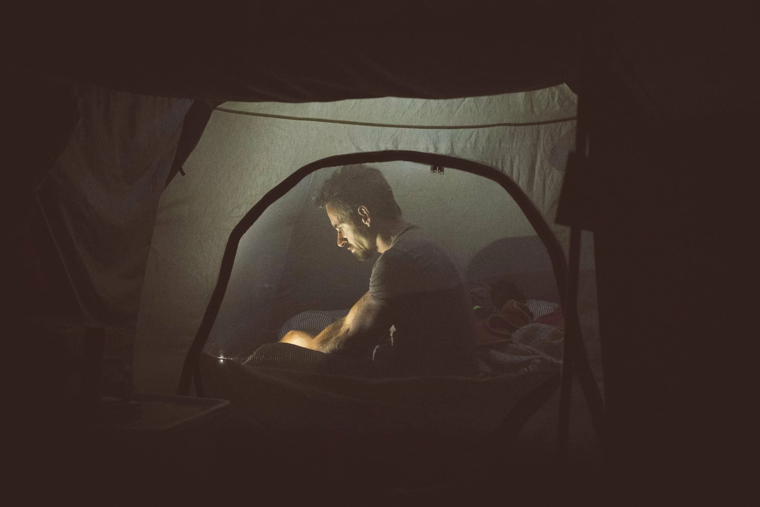 Темнота в палатке. Внутри палатки ночью. Сидит в палатке. Девушка в палатке. Люди в палатке ночью.