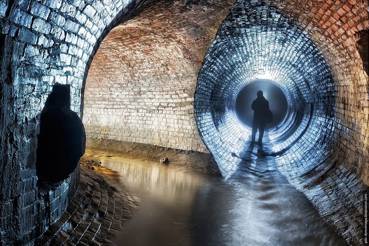 Underground system. Подземная река Неглинка. Река Неглинка в Москве. Подземная река Неглинка экскурсия. Коллектор реки Неглинной.