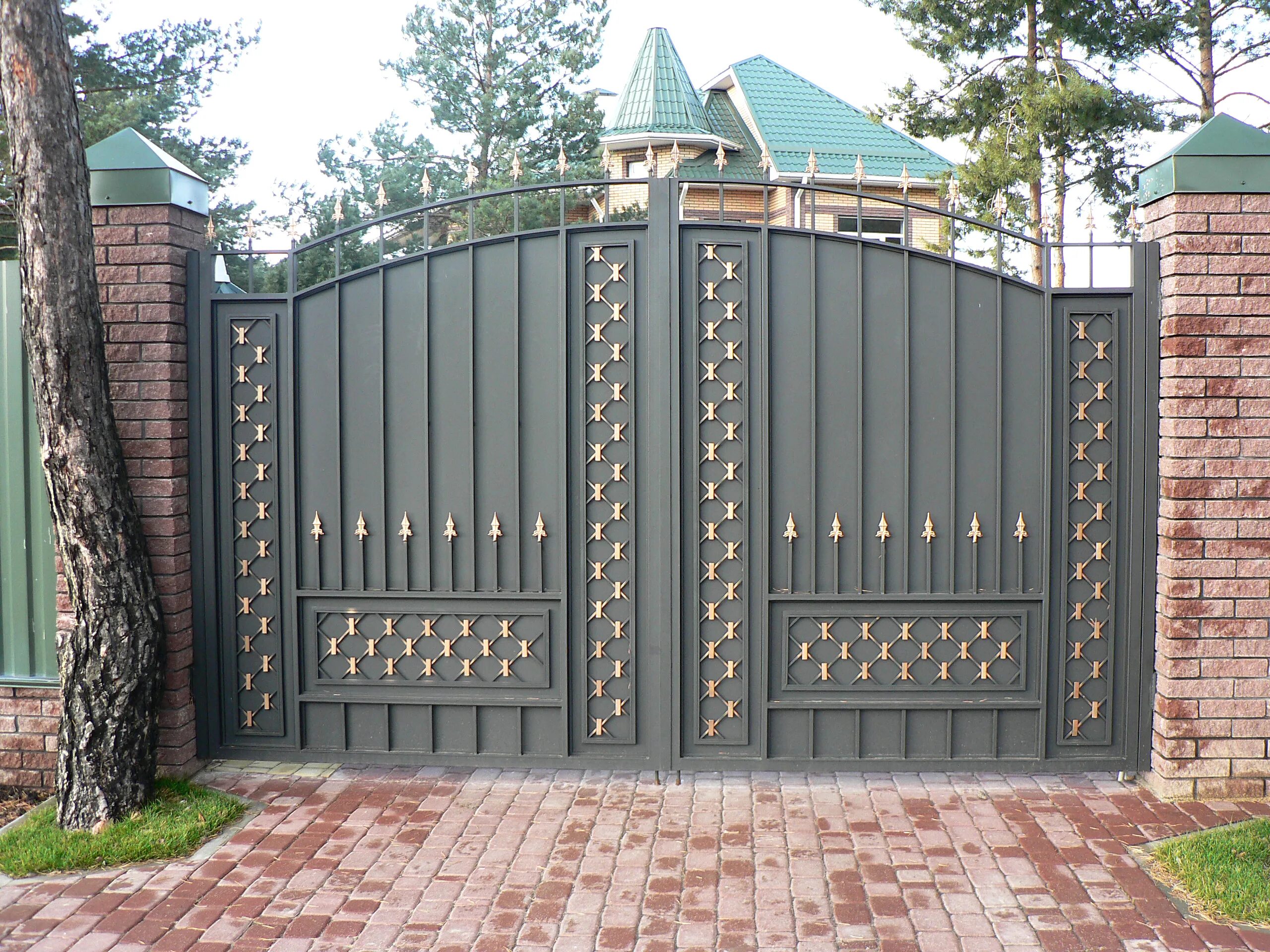 Забор с калиткой. Ворота металлические. Красивые ворота. Красивые металлические ворота. Кованые ворота.