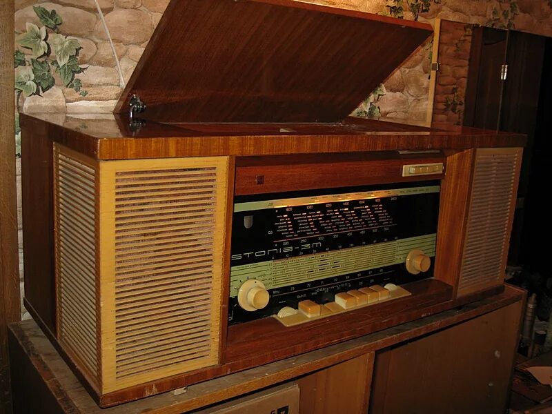 самое большое радио. современные радиоприемники. ламповая радиола арфа. радиола гайна р-302л. радиола 80 годов.