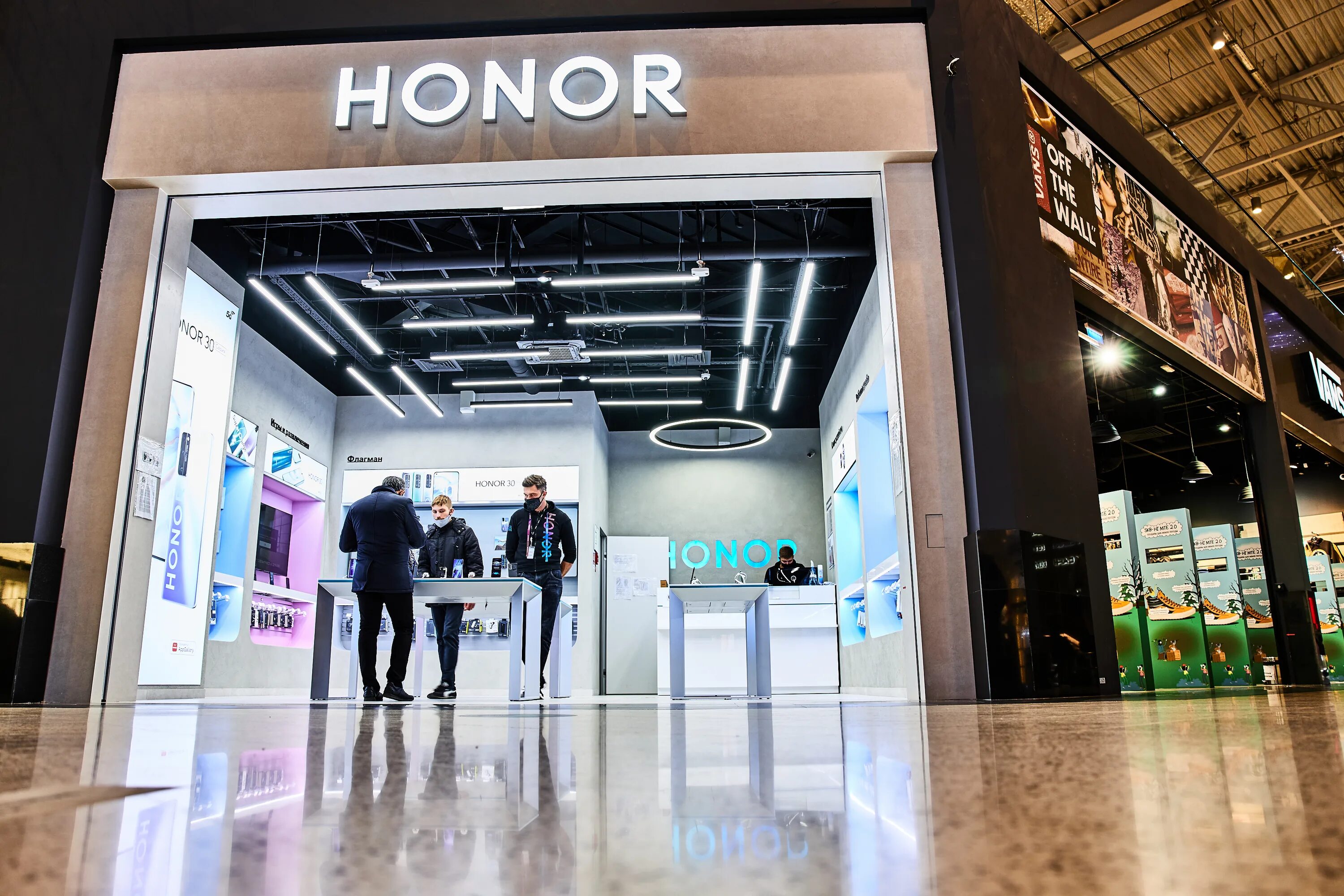 Магазин хонор. Honor магазин в москве. Honor чья компания. Honor чья компания. Honor офис в москве.