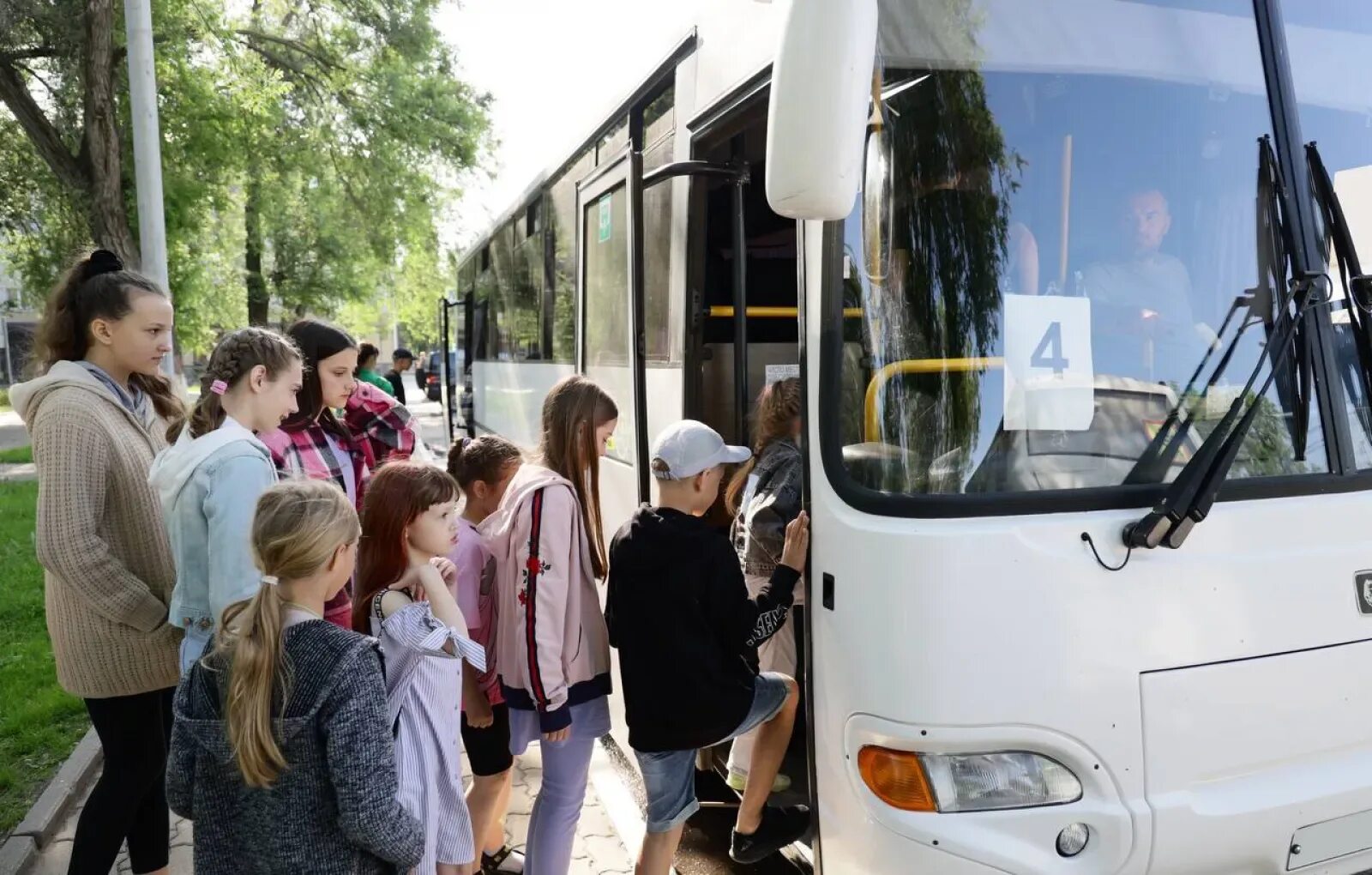 Куда отправляют детей из белгорода. Автобус для детей. Детей эвакуировали в Воронеже. Дети садятся в автобус. Эвакуация людей.