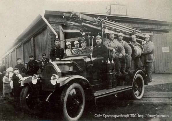 Пожарная машина в ней пожарная дружина. Зил 130 пожарный. Грузовик abtoys со световыми и звуковыми эффектами. Пожарная машина 1926 завод промет. Амо-ф15,1926.