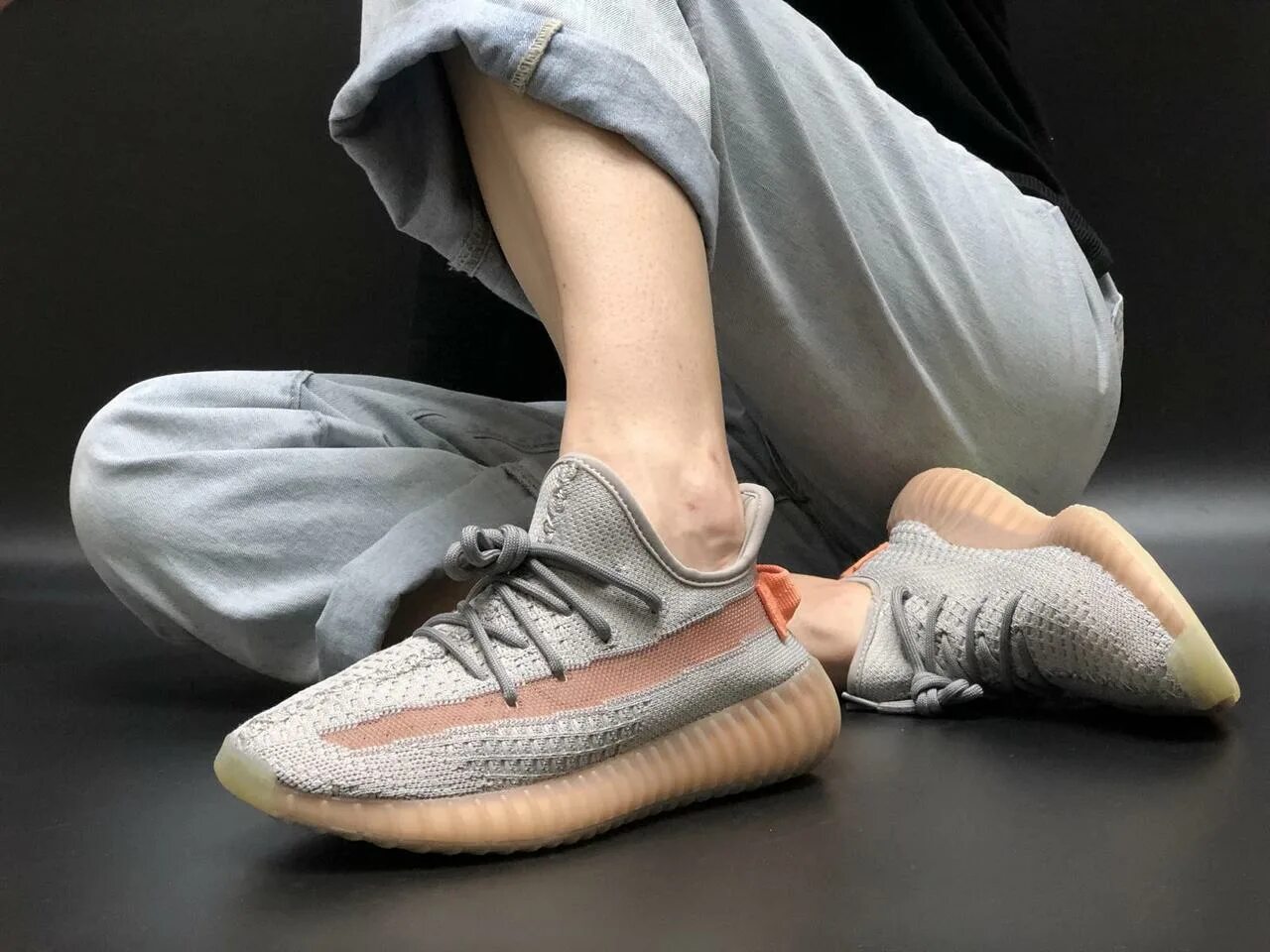 Adidas Yeezy 350 серые. Адидас Boost 350 серые. Адидас ИЗИ буст серые. Адидас 350 Yeezy серые. Адидас изи мужские