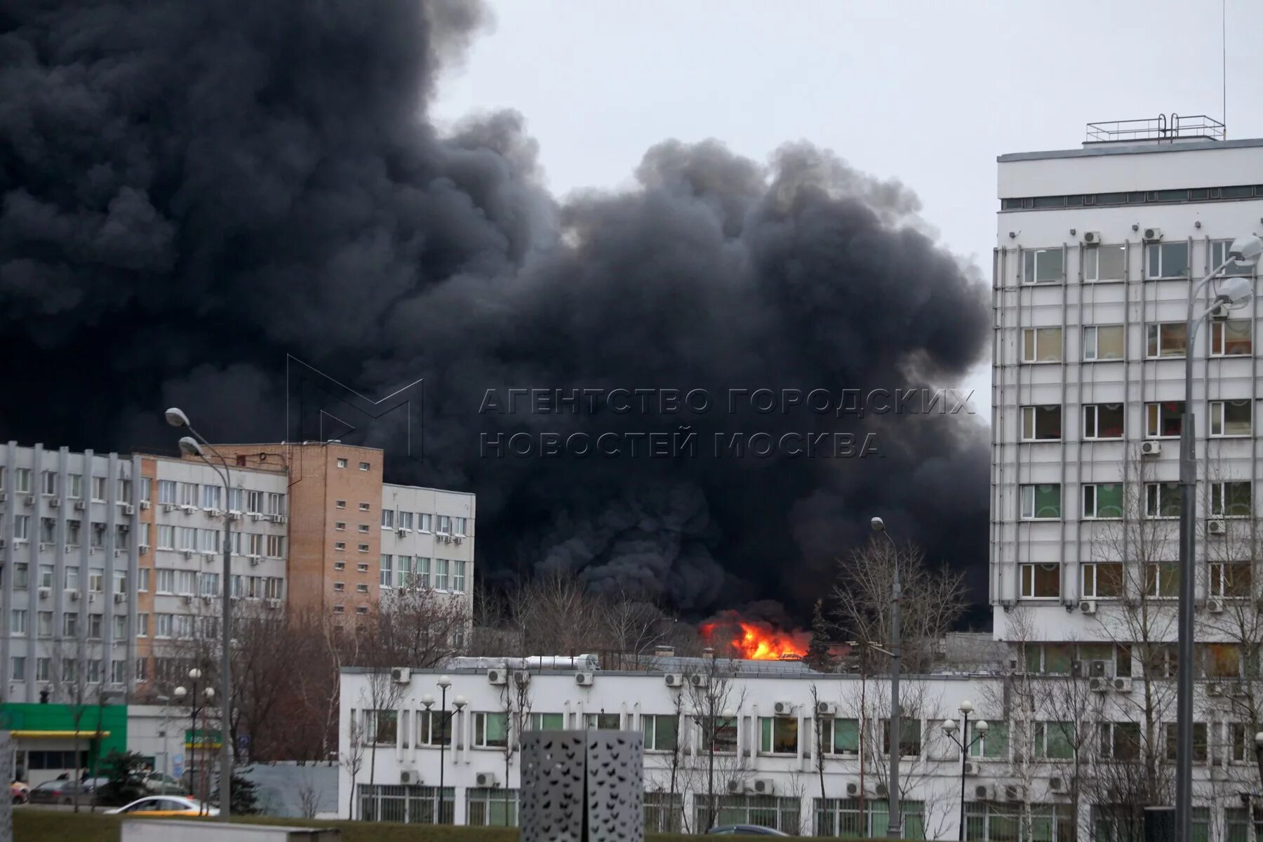 Что горит на варшавке сейчас. Пожар на юге москвы сейчас варшавское шоссе. пожар в москве на шоссе энтузиастов. пожар на варшавском шоссе сейчас. пожар на варшавском шоссе сейчас сегодня в москве-.