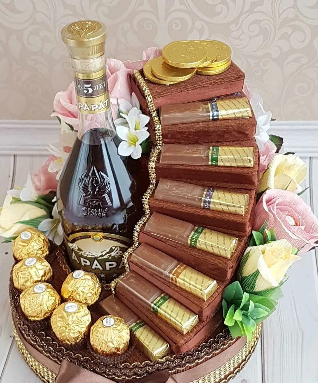 Какие можно сделать оригинальные подарки. Подарки из. подарок из конфет. сладкий букет для мужчины. композиции из конфет для мужчин.