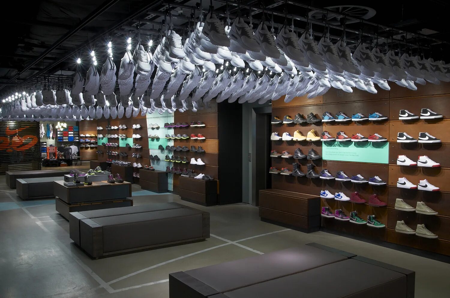 Nike Magazin Turkiya. Nike Store London. Интерьер магазина кроссовок. Интерьер магазина спортивной обуви. Ин стор