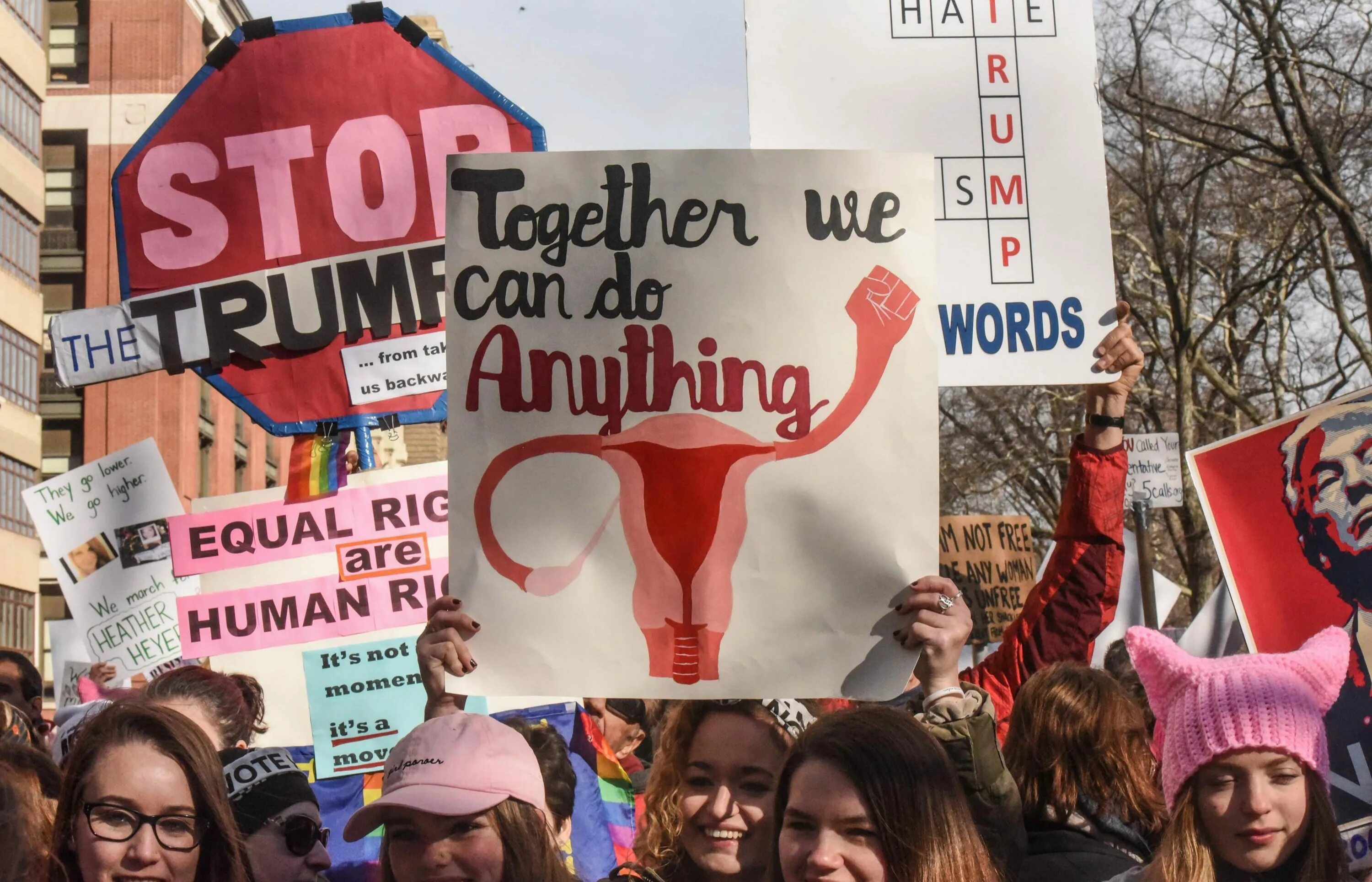 Feminist Movement. Протест женщина с плакатом. Плакат феминизм против Трампа. Фемінізм картинки англійською.