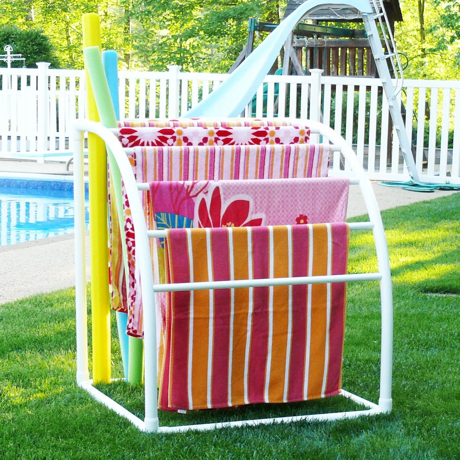 Сушка для белья из пластиковых труб. Сушилка для белья из пластмассовых труб. Сушилка из труб пвх. Сушилка для белья из полипропилена. Сушилка для белья из пластиковых труб.