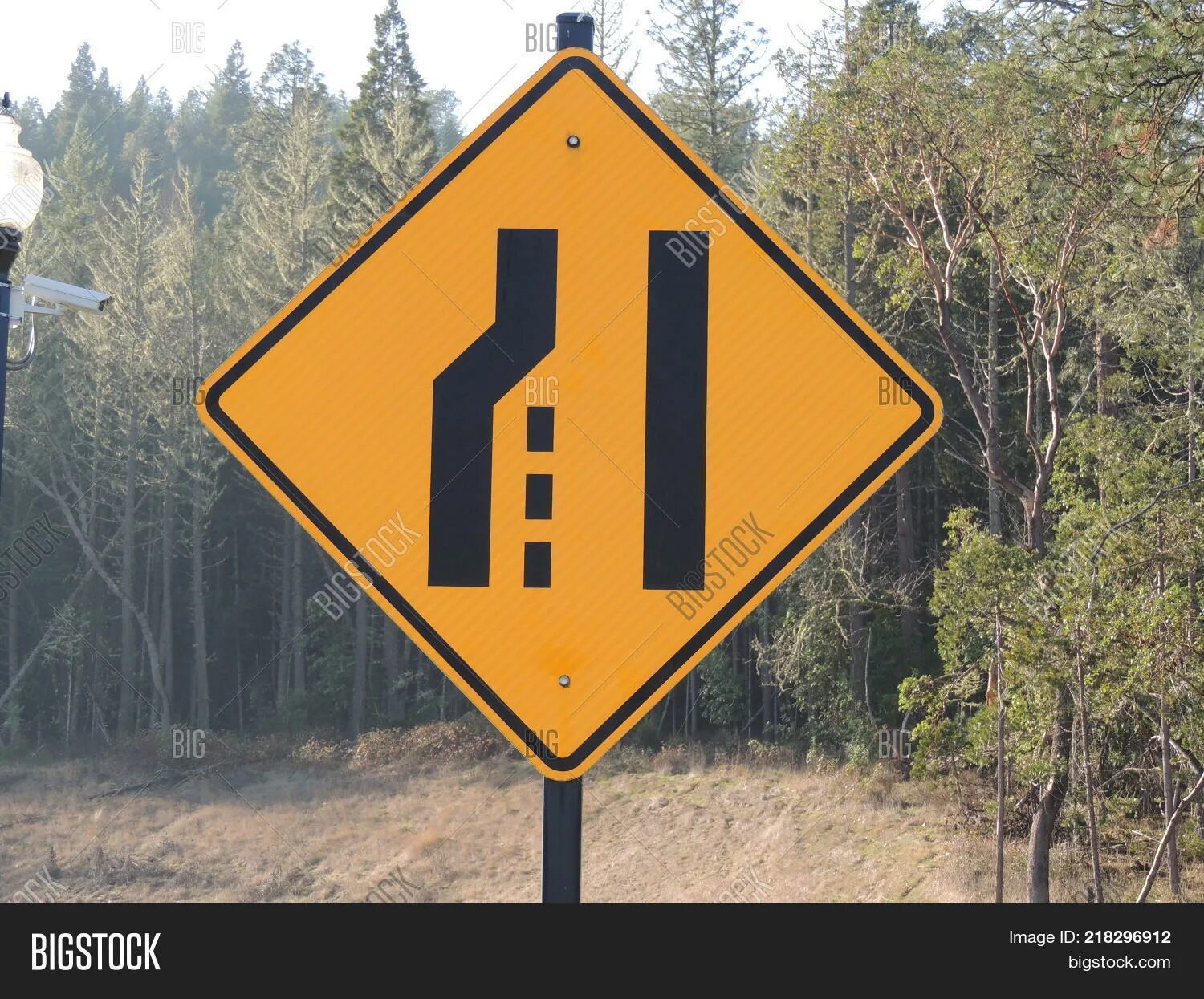 Знак слияние дорог. Черно желтый дорожный знак в интерьере. Знак стильное фото. Дорожный знак слияние с дополнительной дорогой.
