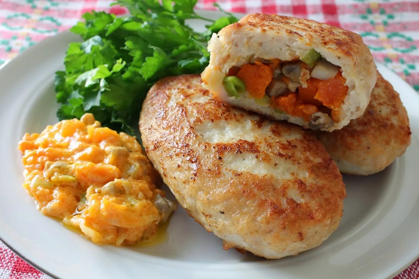 Котлеты из вареных яиц. Зразы куриные. фаршированные котлеты. котлеты зразы. зразы мясные с начинкой.