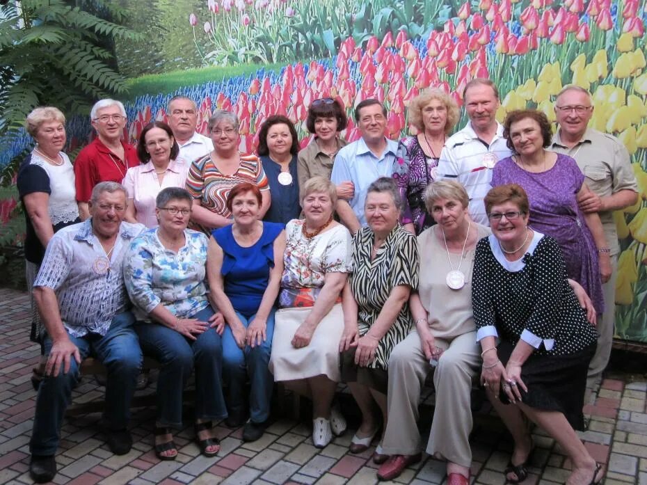 Встреча выпускников в 2020 году. Встреча одноклассников когда проходит. Вечер встречи в школе. С выпускным из школы. Фотосессия на вечер встречи выпускников.