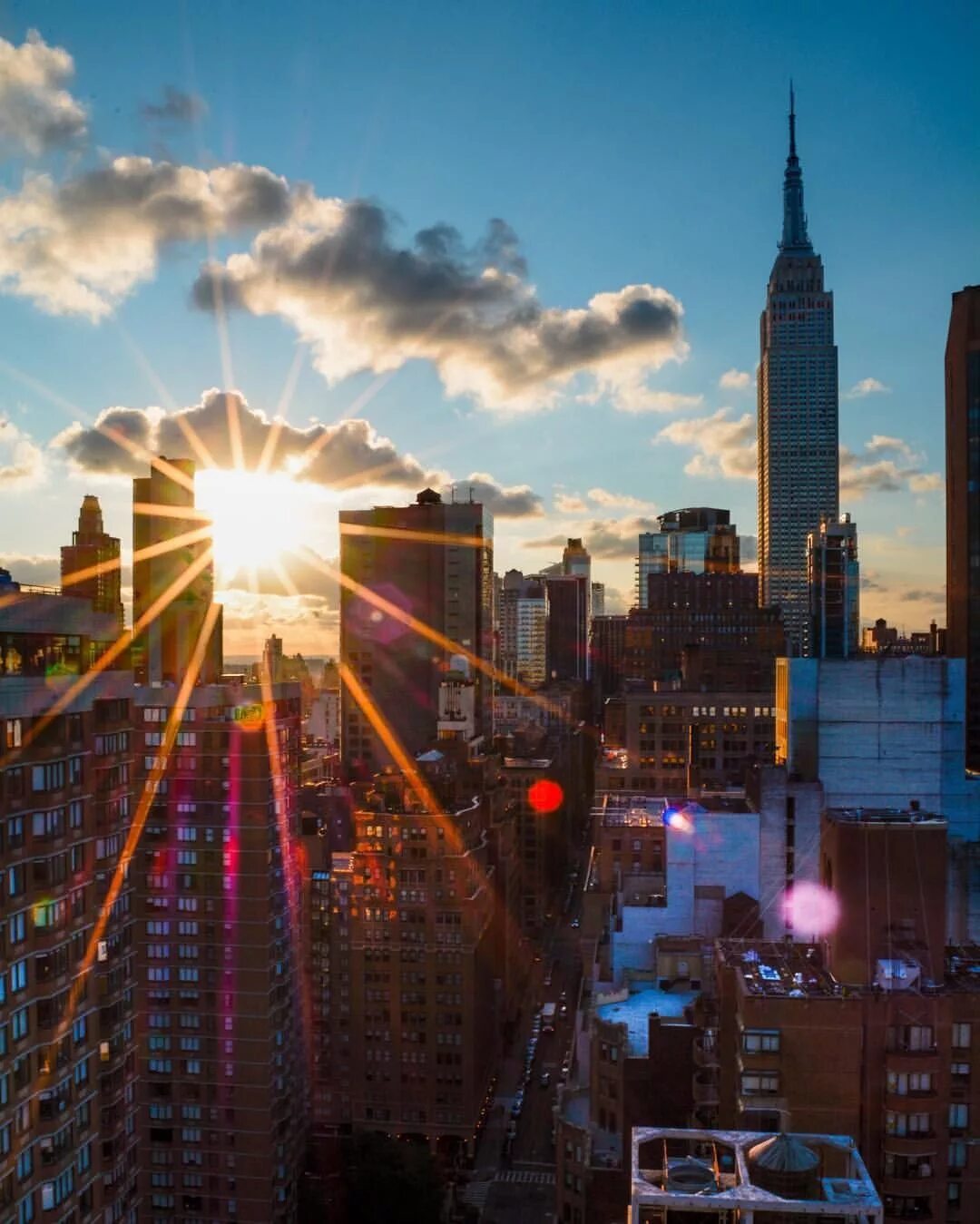 Небоскреб гонконга скайскрепер. Мегаполис гонконг. Чикаго иллинойс сша небоскребы с воды. Урбанизация фон. Рассвет в городе.