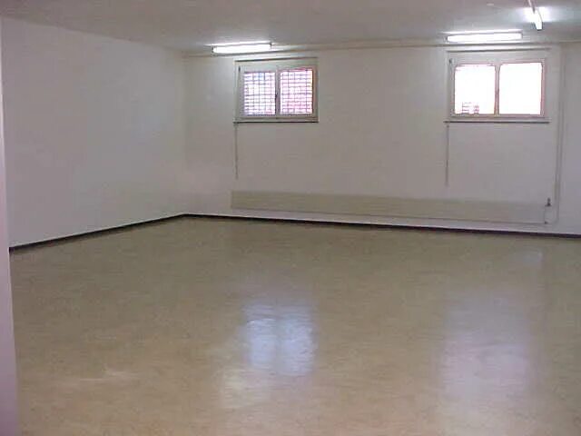 Whose room is that. The room full of people who care. комната мем. пустая комната мем. full room.