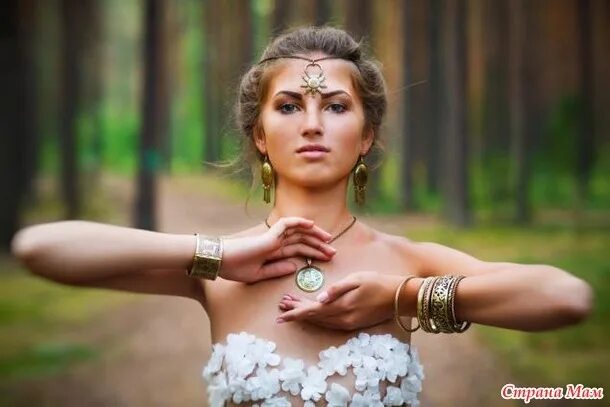 Украшения рядом со мной. Славянские украшения. славянские женские украшения. ведическая женщина. девушка с амулетом.