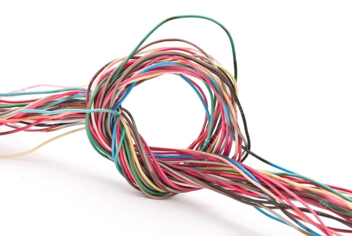 Crossed wires идиома. Набор правадов на усел. запутанные разноцветные провода. get wires crossed. букет из проводов сисадмин.