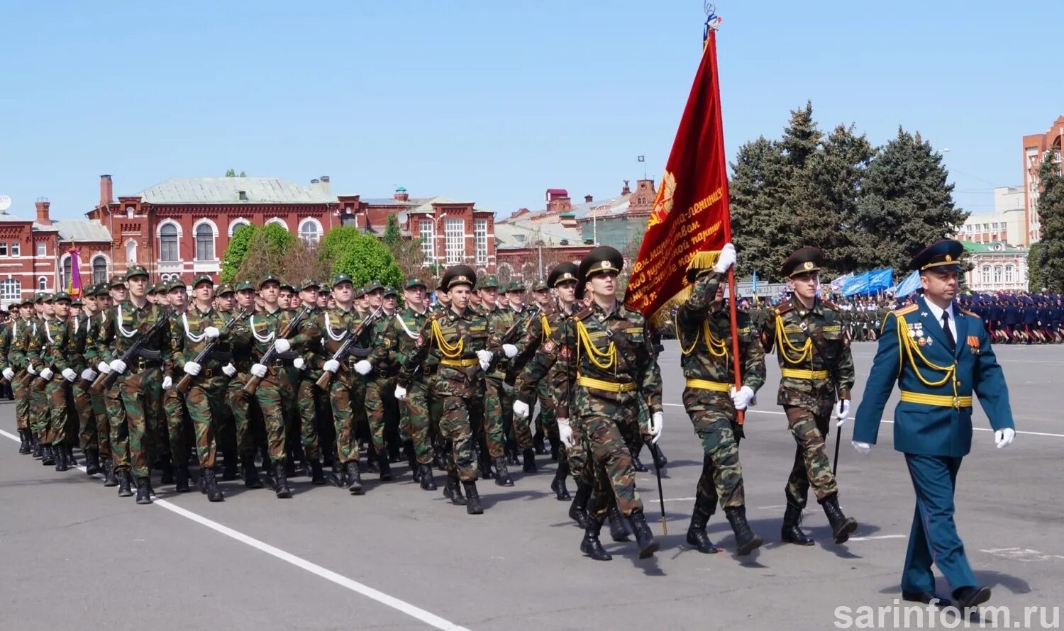 9 мая студенты. Парад Победы в Саратове. Парад Победы 2002. Саратовский военный институт на параде. Парад 9 мая Саратов.