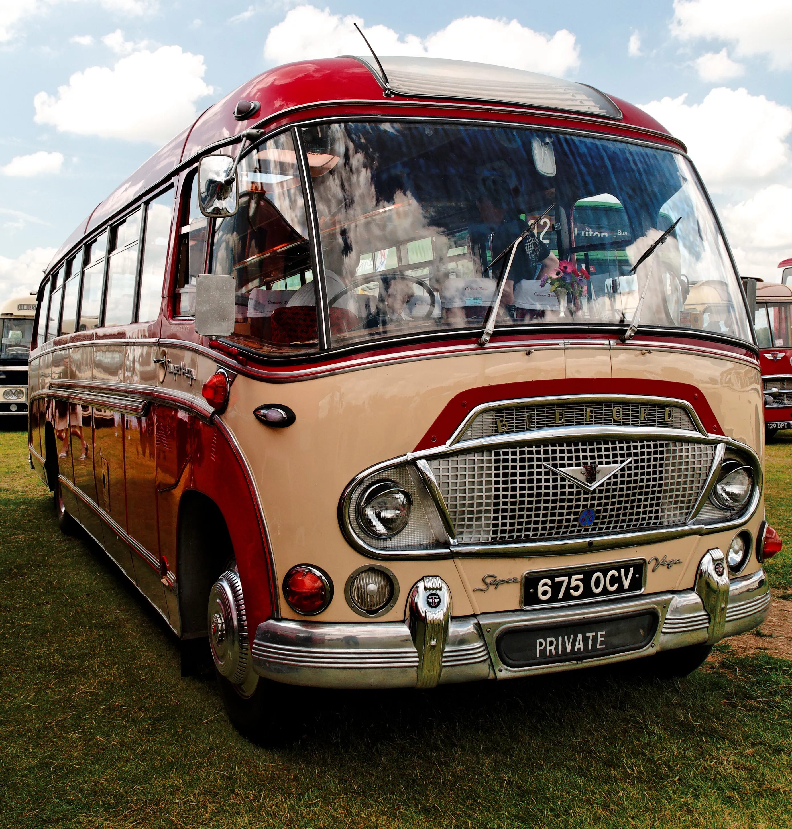 Машины автобусы грузовики. Bedford SB Duple. Икарус Бедфорд. Bedford автобус. Ретро фургон Бедфорд.