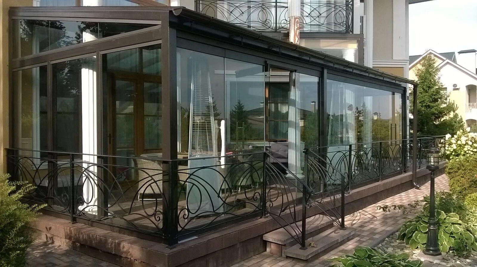Крыльцо стекло. Стеклянная беседка пристройка. Веранда из кирпича застекленная. Безрамное остекление веранды. Застекленная входная группа.