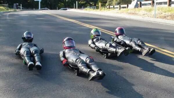 Стритлатинг (стритлюж). Стритлагинг экипировка. Street luge. Стритлатинг (стритлюж). Уличный санный спорт.