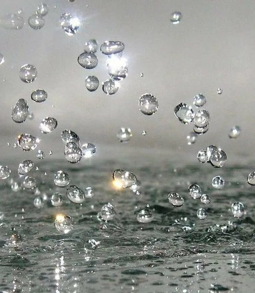 Дождики сольются в крупные. Капли воды. Капли дождя. Падающие капли воды. Крупные капли дождя.