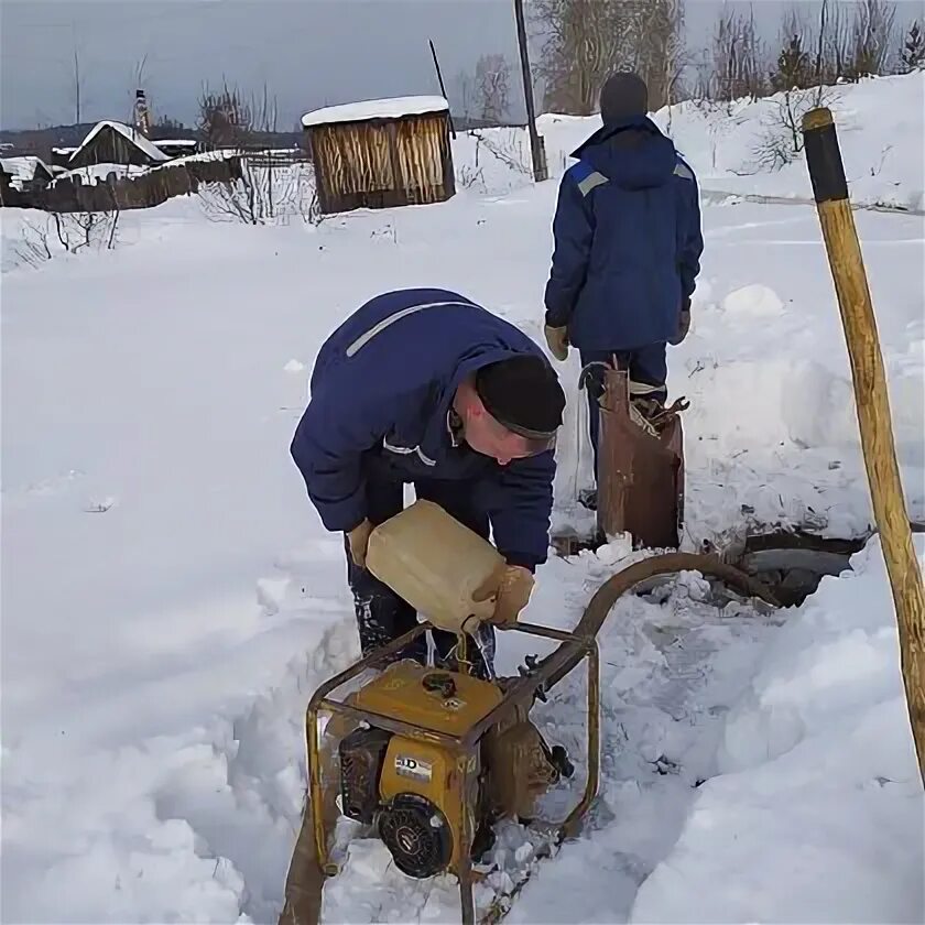 Замерзла вода в бочке. Отогрев колодца Тогучин. Отогрев замерзла вода. Замерз клапан в колонке на улице. Вода даже в бочках на утро замерзла.