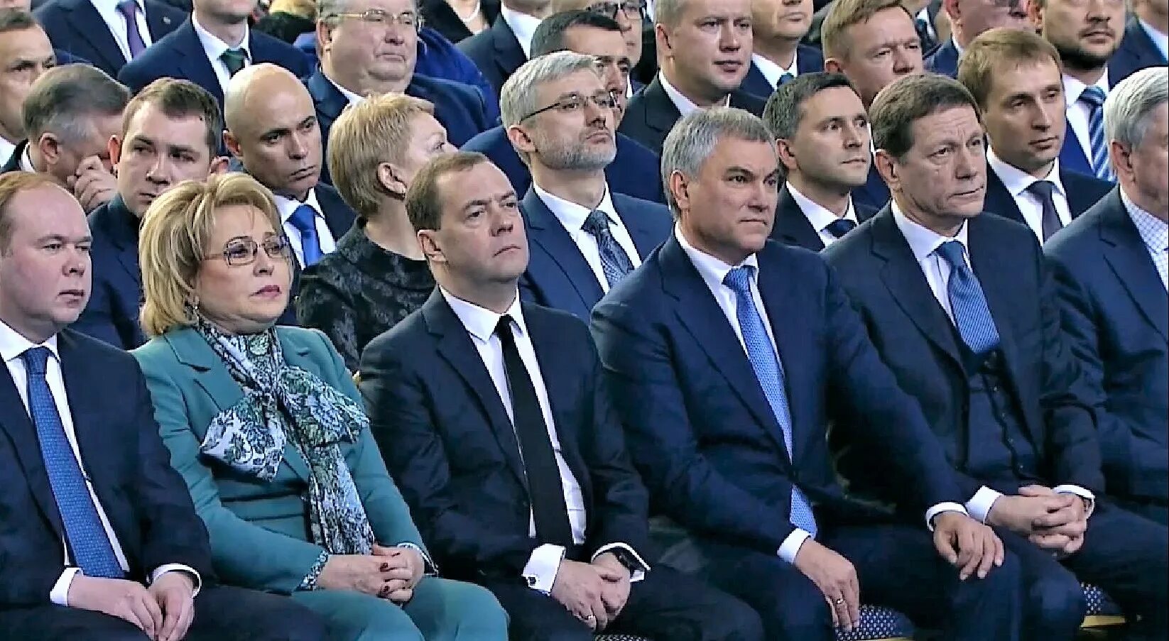 Зрители в первом ряду. Девушка рядом с путиным на квн. Дочь путина на квн. Елизавета кажанова и путин. Путин на медведе.