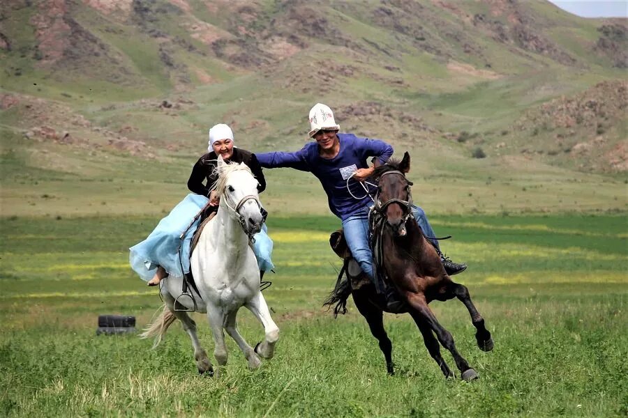 Кыз куумай. Кыз куумай игра. кыз куумай фото. кыз куумай в казахстане. скачки киргизия.