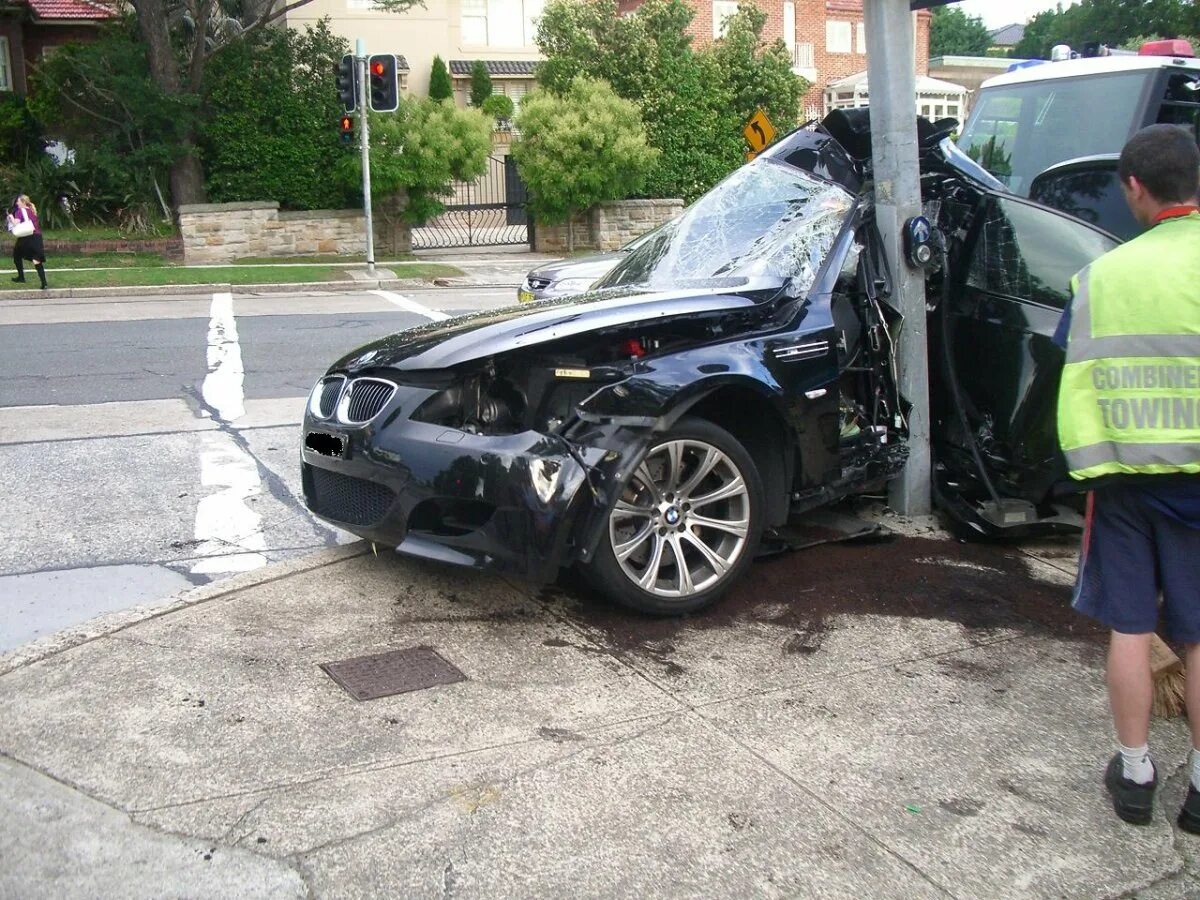 BMW e60 Разбитая. BMW m5 e60 crash. Разбитая BMW m5.