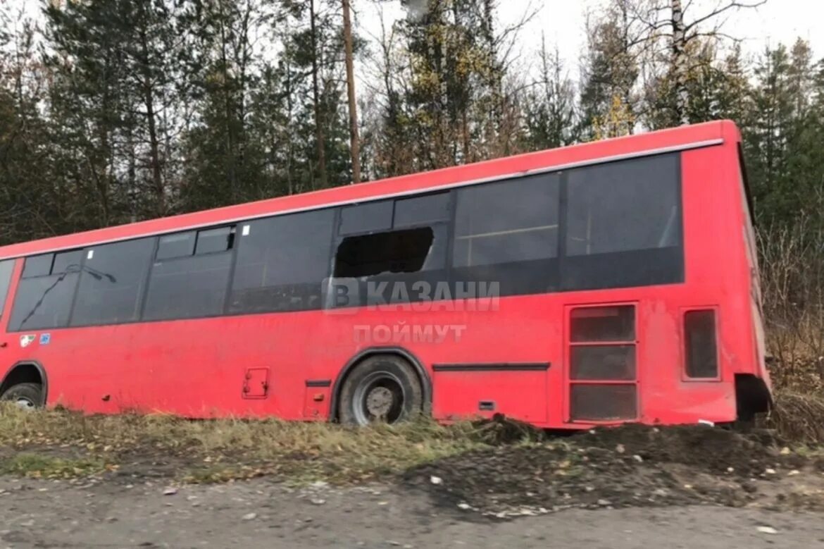 Красный автобус Казань. Автобус без колес. Красный колесё автобус. Автобус красный на шоссе.