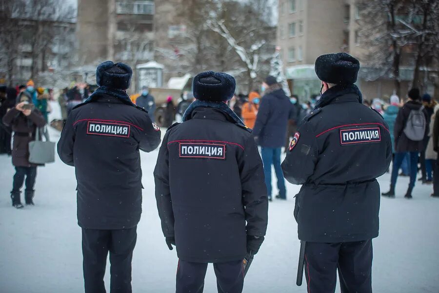 Полицейский штрафует. Протест в Вологде. Штраф за митинг. Полиция Вологда.