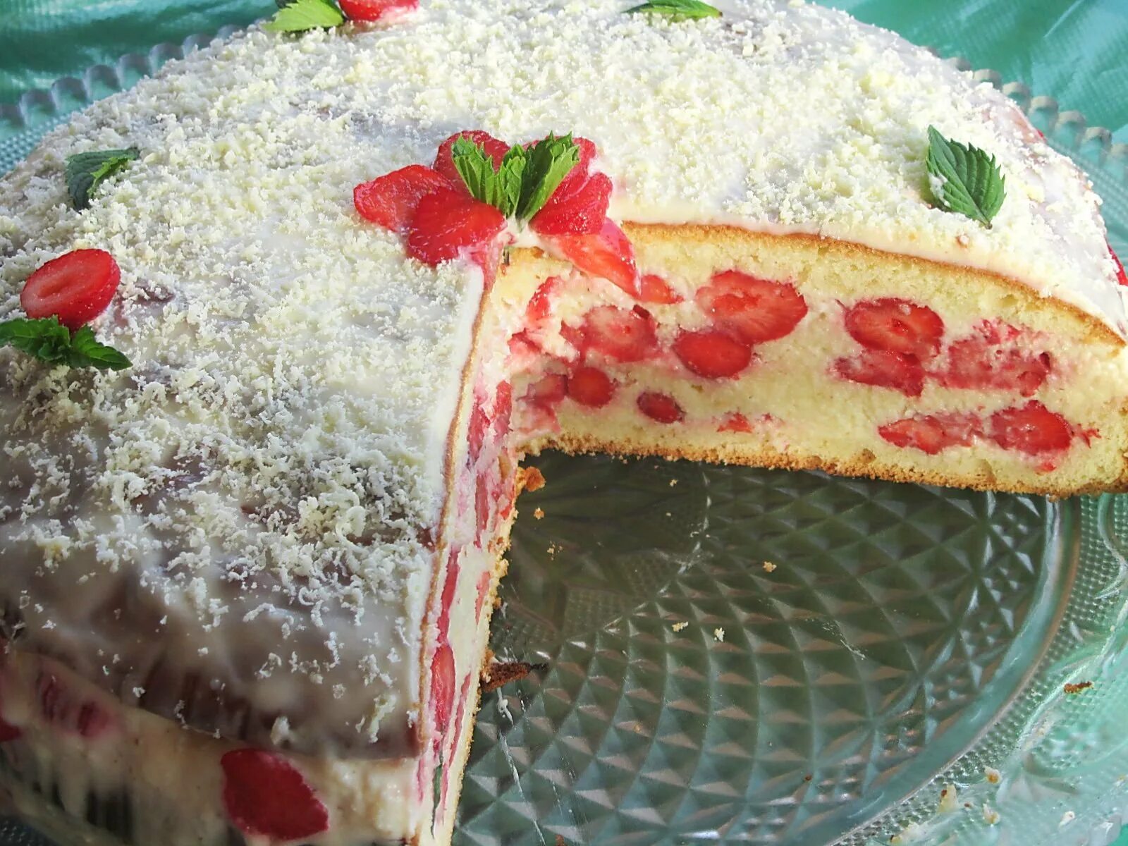 Торт из бисквита со сметанным кремом. Вкусные превкусные торты. бисквитный торт со свежей клубникой. июньский торт. торты с бортовым бисквитом.