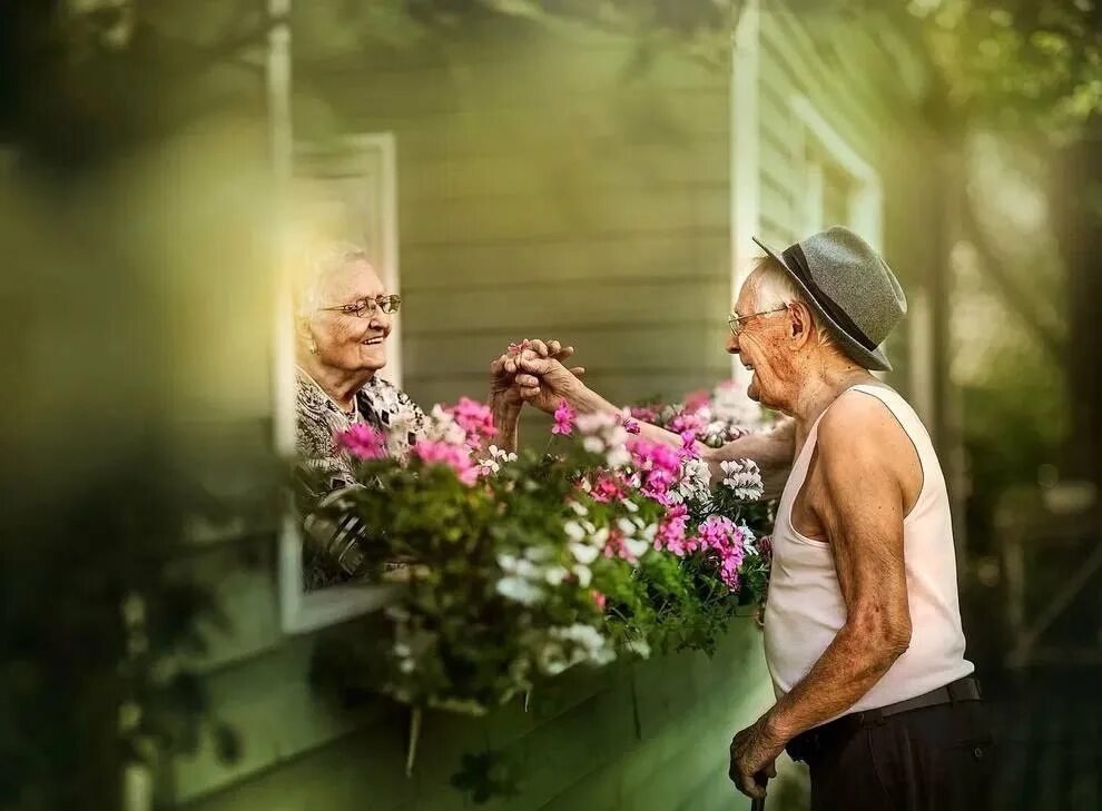 Старики живущие с молодыми. Влюбленные старики. Красивые старики. Любовь в старости. Пенсионеры на даче.