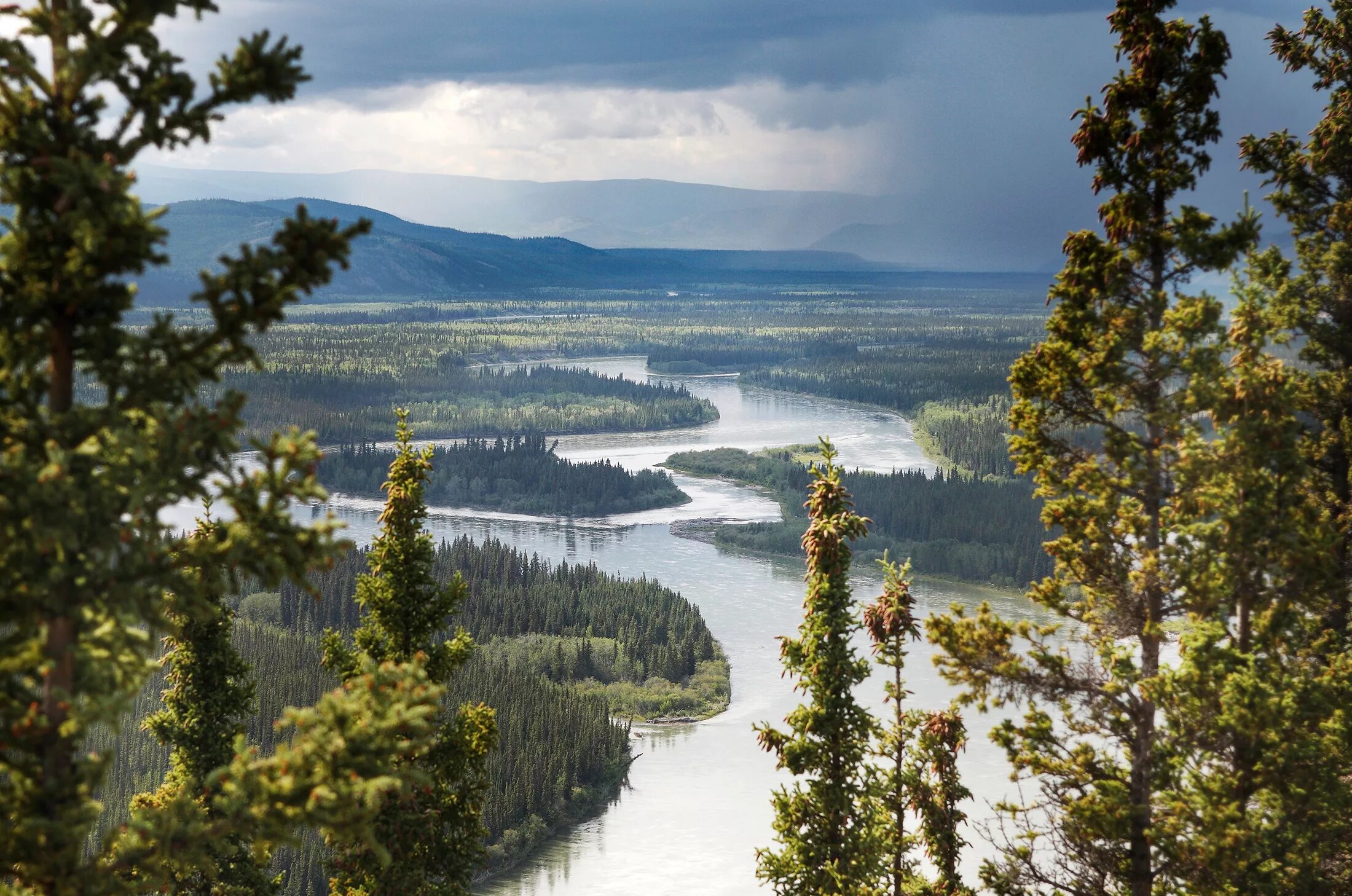 The country many rivers. Река Юкон Аляска. Провинция Юкон Канада. Река Юкон Канада. Юкон Северная Америка.