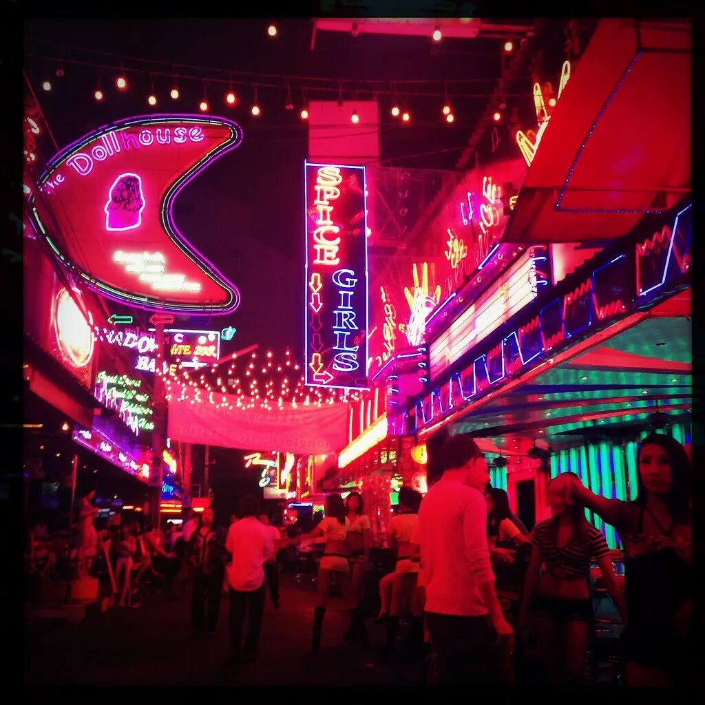 Красная улица бангкок. Бангкок квартал красных фонарей. Паттайя квартал красных фонарей. Квартал красных фонарей в Амстердаме. Мулен Руж Паттайя.