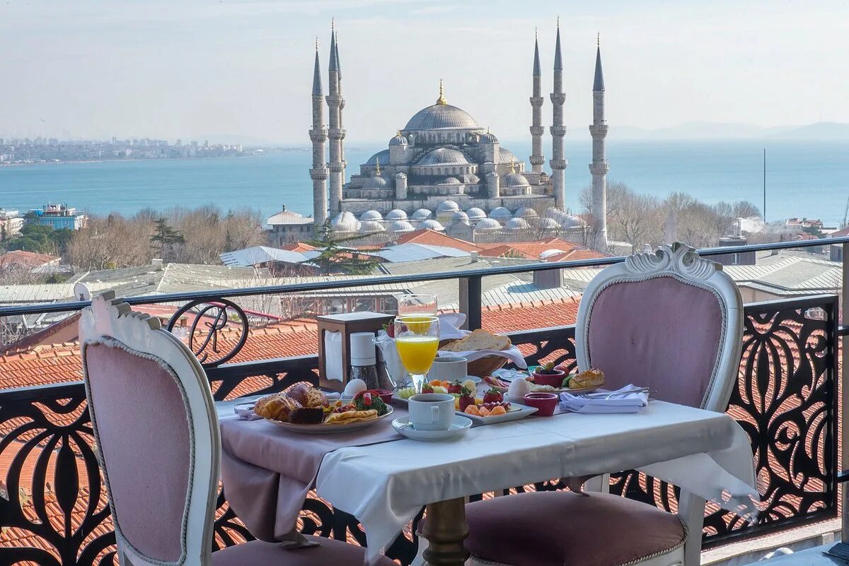 Рестораны стамбула с видом. Отель Султанахмет в Стамбуле. Отель Босфор Турция в Стамбуле. Терраса Босфор Стамбул. Стамбул Босфор завтрак.