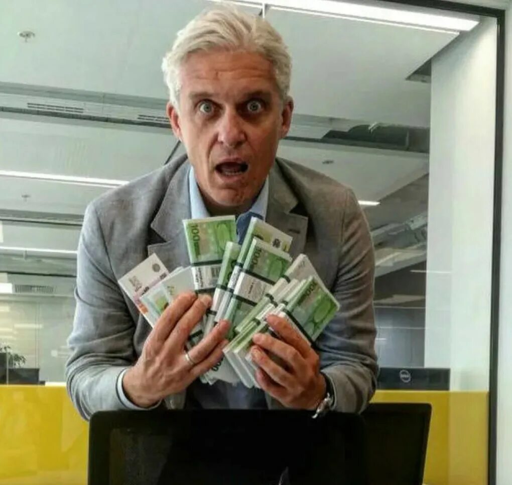 тинькофф дает деньги. тинькофф за карту деньги. грустный тинькофф. дебетовая карта. карта тинькофф фото.