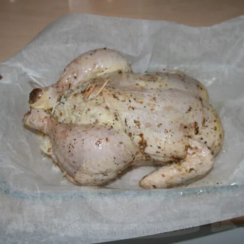 Курица с рисом в фольге. Курица фаршированная полуфабрикат. Курица фаршированная макаронами в духовке. Курочка фаршированная без кости. Фаршированная курица в перьях.