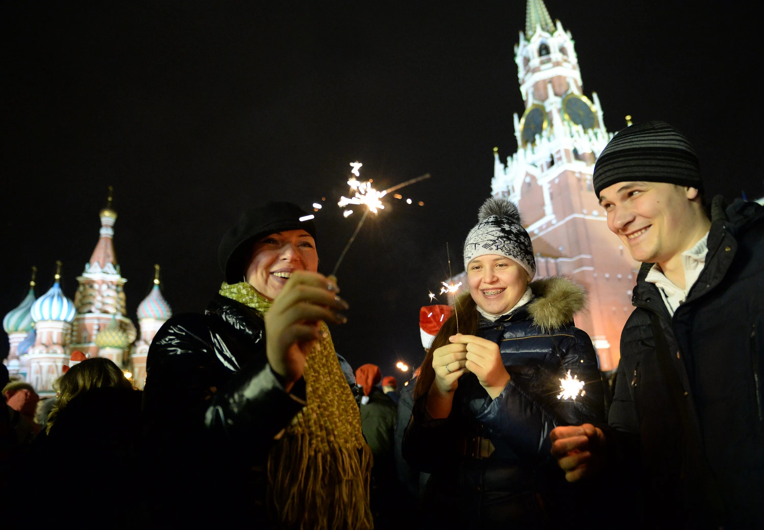 Россияне новый год. Люди на красной площади в новый год. Празднование нового года в Росси. Встреча нового года на красной площади. Кто раньше встречает новый год