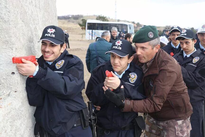 Polis нишон. Polis дунеnati. Polis тукияа. Polis удасварен.